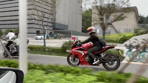 西安摩托车爆料事件视频,街头冲突引发社会关注 第3张 西安摩托车爆料事件视频,街头冲突引发社会关注 第3张